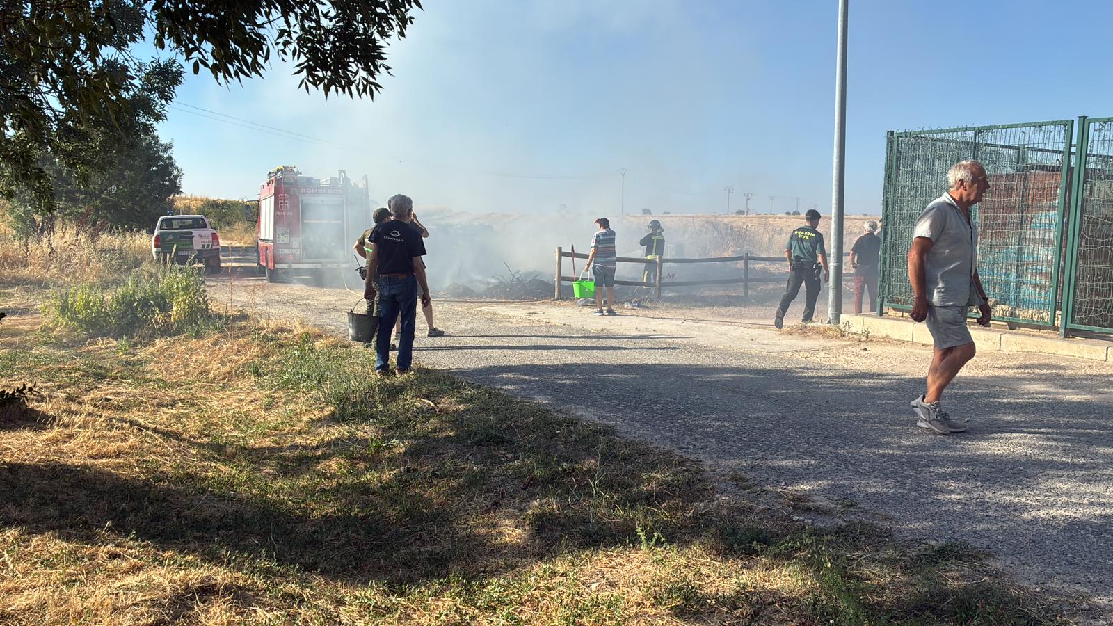 Vecinos observan las tareas de extinción del incendio de Brieva.