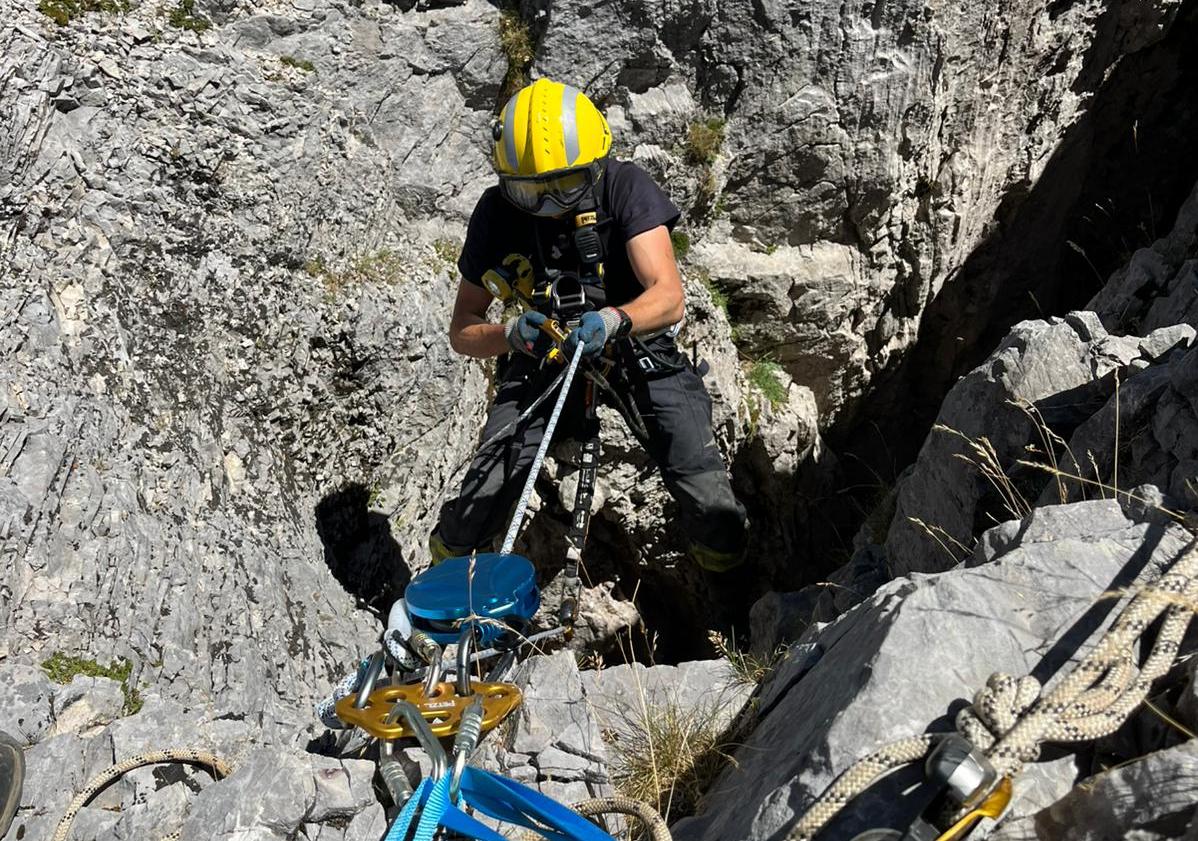 Imagen principal - Los bomberos, durante las labores de rescate.