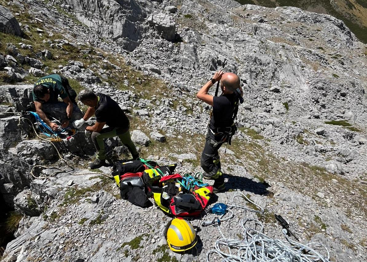Imagen secundaria 1 - Los bomberos, durante las labores de rescate.