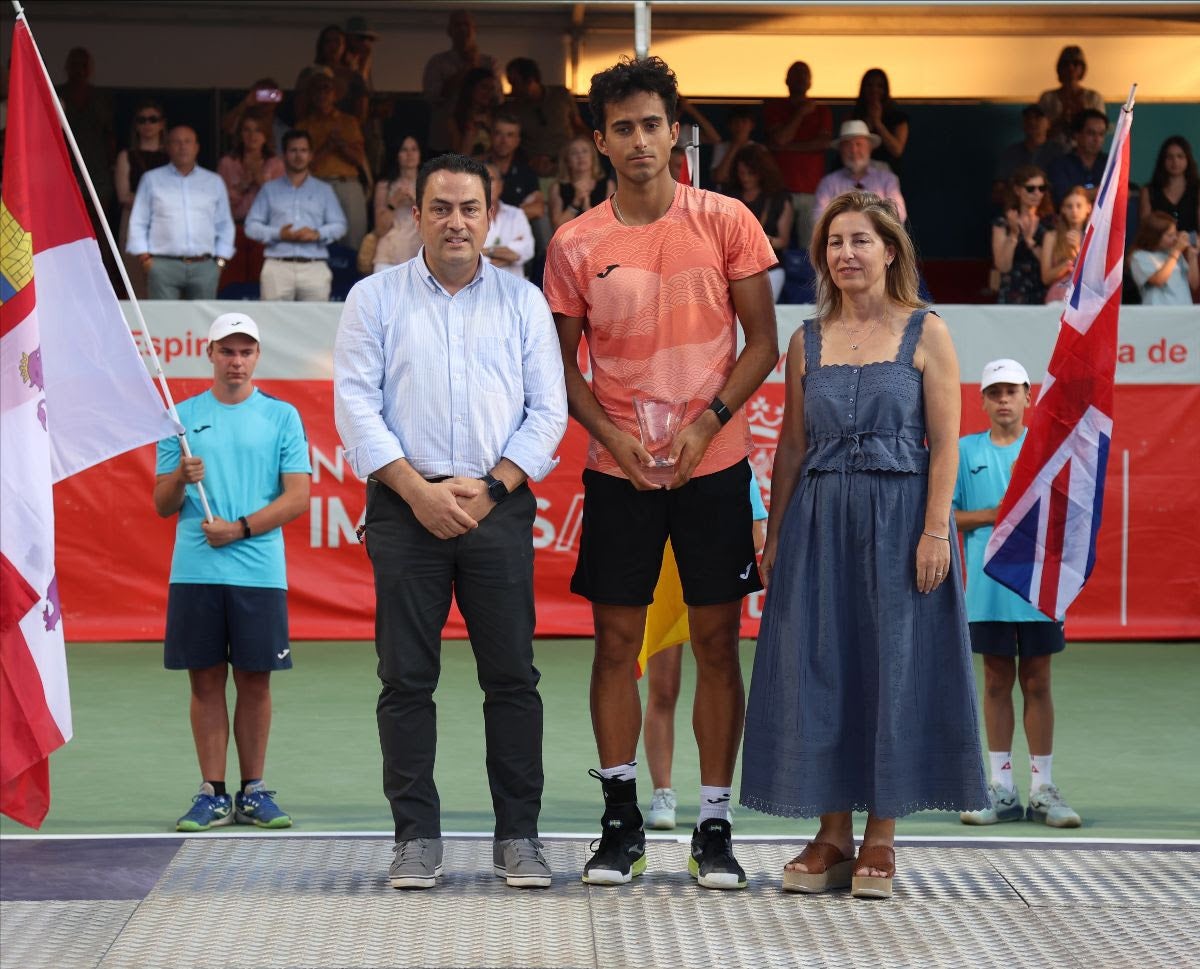 Nicolás Álvarez, con el trofeo de subcampeón.