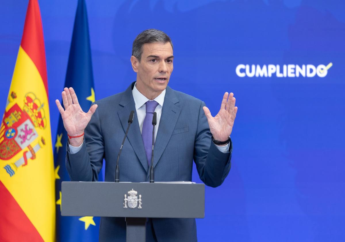 El presidente del Gobierno, Pedro Sánchez, comparece ayer ante los medios de comunicación para hacer balance del curso político.