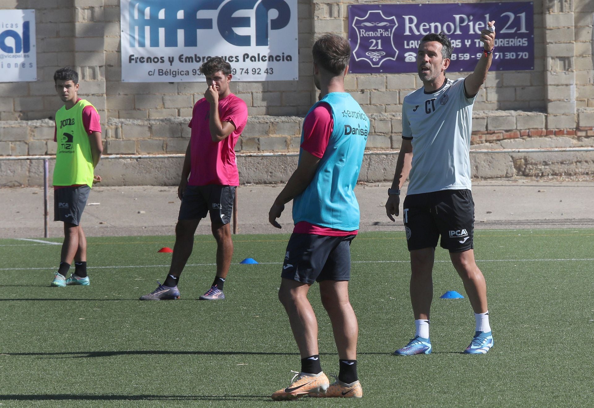 Chuchi Jorques dirige el primer entrenamiento de la pretemporada del Palencia Cristo