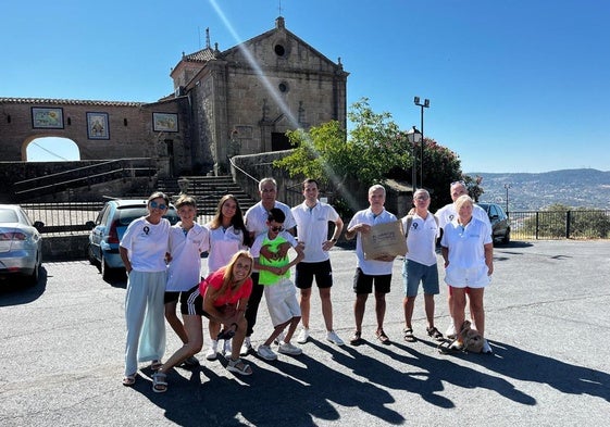 Los atletas riosecanos junto al santuario de la Virgen del Puerto en Plasencia