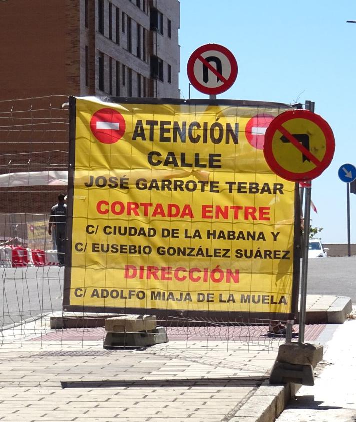 Imagen secundaria 2 - Arriba, el tramo cortado de José Garrote Tebar. Debajo, a la izquierda, un autobús gira hacia Amadeo Arias y detalle (derecha) de uno de los carteles que advierten del corte.