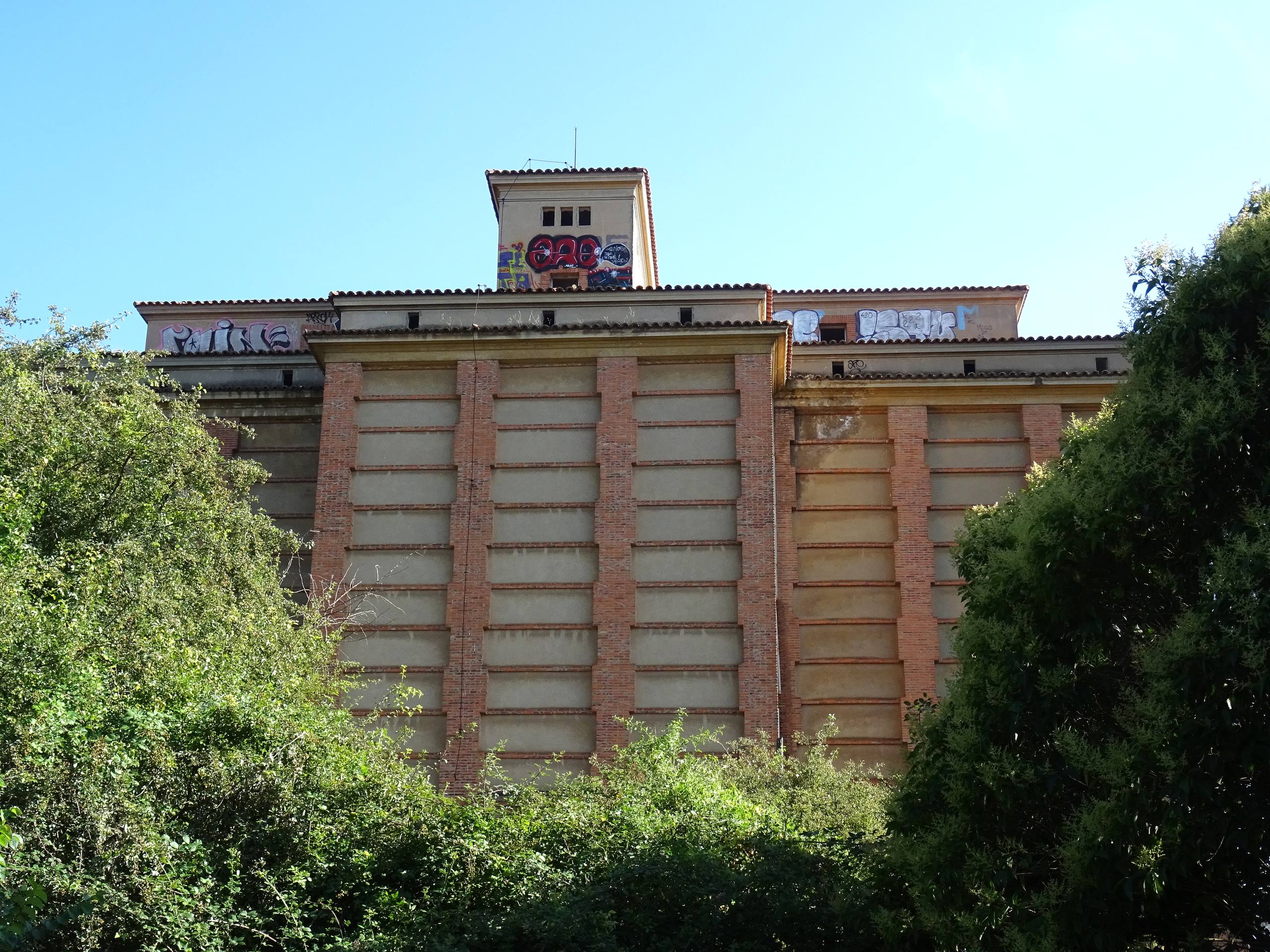 El estado del silo abandonado de la avenida de Gijón, en imágenes