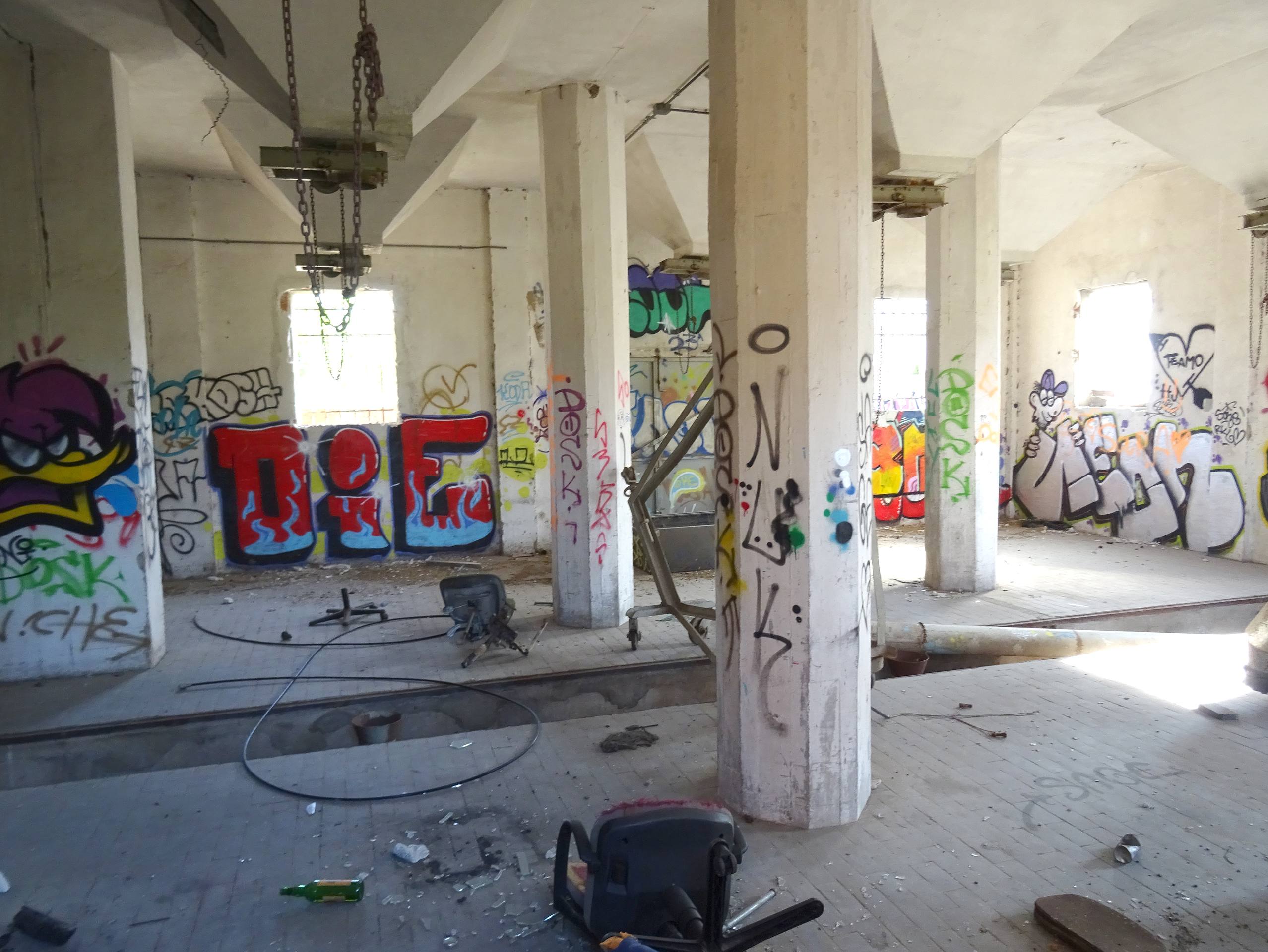 El estado del silo abandonado de la avenida de Gijón, en imágenes