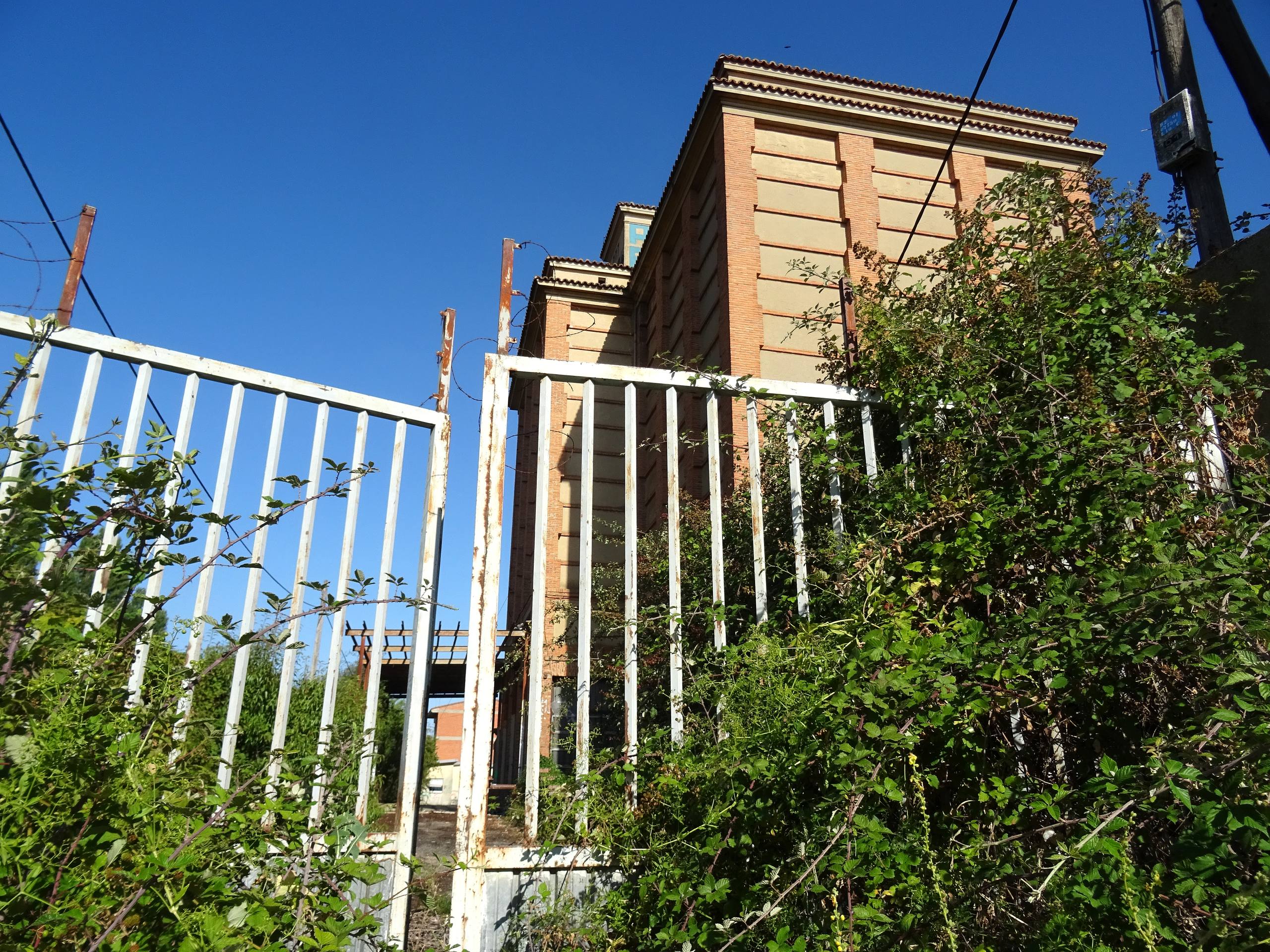 El estado del silo abandonado de la avenida de Gijón, en imágenes