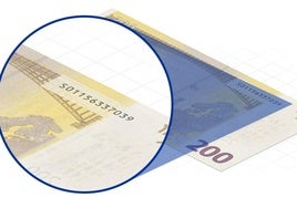 Numeración en un billete de doscientos euros.