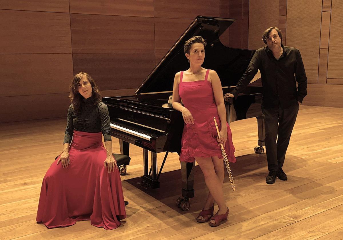 Imagen principal - Arriba, Olga Martínez,Alicia Garrudo y Chema Corvo, que interprearán el programa 'Pintan coplas'. Abajo, Lana Trotovsek y maria Canyigueral. El pianista japonés Marcel Tadokoro.