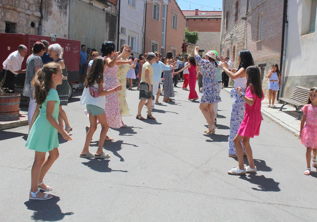Bailes en Cobos de Cerrato en honor a San Román.