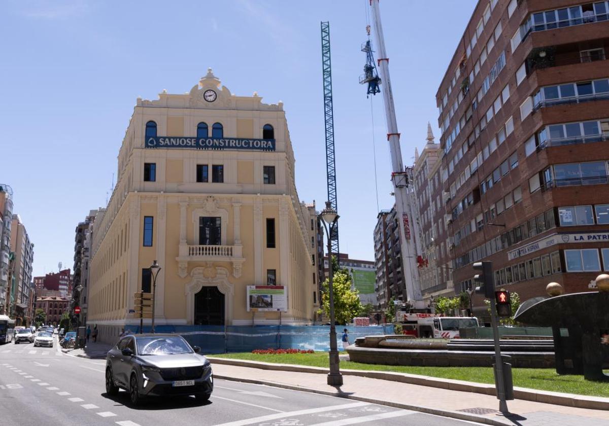 Labores de desmontaje de la grúa de la plaza de Madrid.