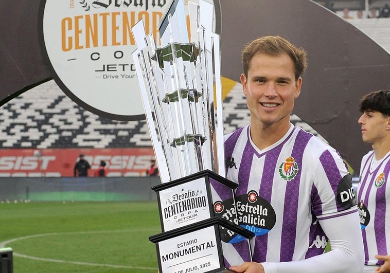 Latasa sostiene el trofeo conquistado en tierras chilenas.