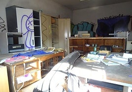 Interior de una de las oficinas del interior del recinto, con pintadas en su paredes.