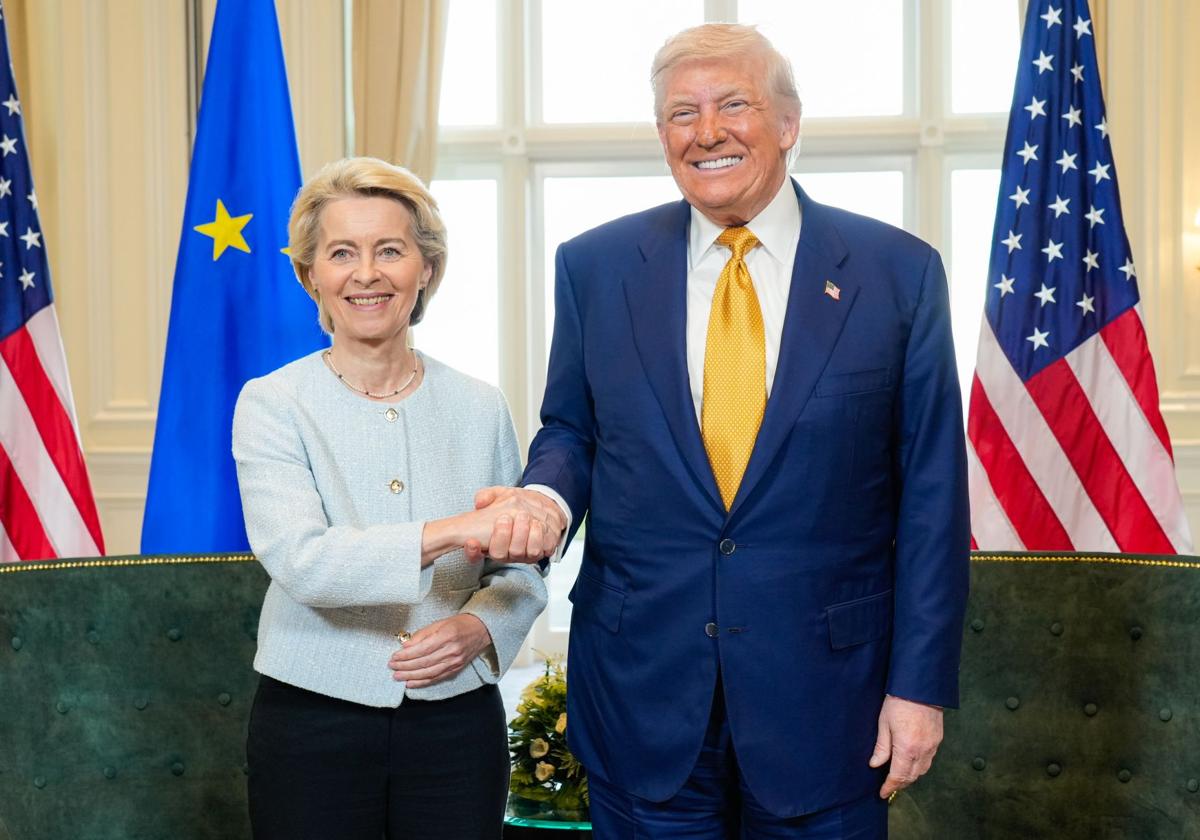 La presidenta de la Comisión Europea, Ursula von der Leyen, estrecha la mano de Donald Trump este domingo tras alcanzar un acuerdo sobre aranceles en Turnberry (Reino Unido).