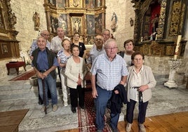 Vecinos que han participado en el documental, en la iglesia.