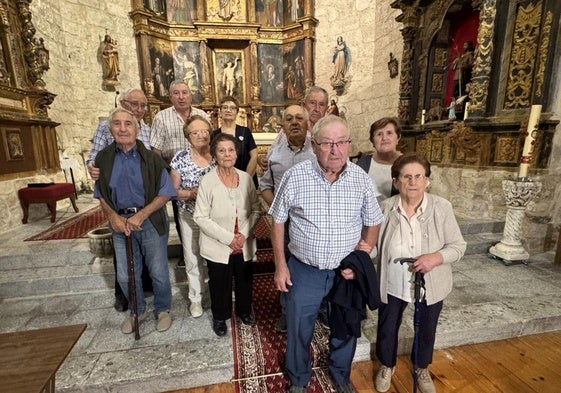 Vecinos que han participado en el documental, en la iglesia.