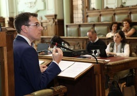 Pedro Herrero, concejal del PSOE, durante un Pleno municipal en Valladolid.