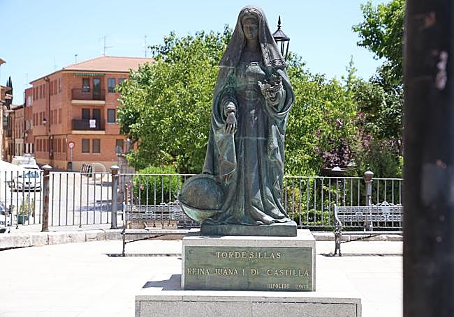 Estatua de la reina Juana I de Castilla en Tordesillas.