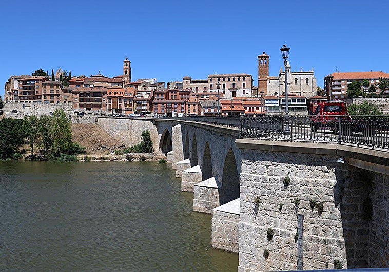 Puente medieval de Tordesillas sobre el río Duero.