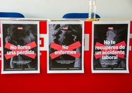 Carteles de la campaña para defender los derechos de los trabajadores, este martes en la sede de CC OO.