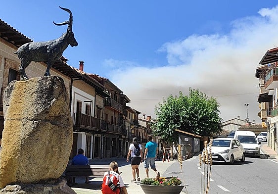 Vista del humo desde Villarejo del Valle, durante el mediodía de hoy, martes.