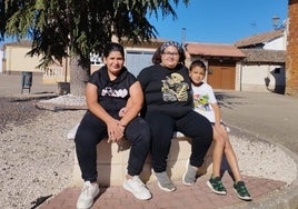 Silvia Fernández con Noa y Rayan en Calahorra de Boedo.