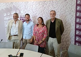 La alcaldesa y el concejal de Urbanismo, flanqueados por los arquitectos Sebastián Jornet y José María Ezquiaga, a la derecha, en el Ayuntamiento.