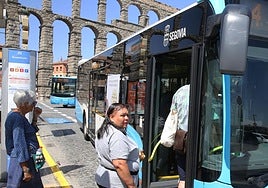 El autobús de la línea 4, en la parada de la plaza de Artillería.
