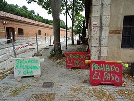 Avisos de prohibición de pasar por las aceras del primer tramo de la calle Canal, a finales de junio.