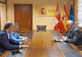 El subdelegado del Gobierno, a la derecha, este martes en una reunión con el nuevo presidente de CEOE Valladolid y el secretario general de los empresarios vallisoletanos.