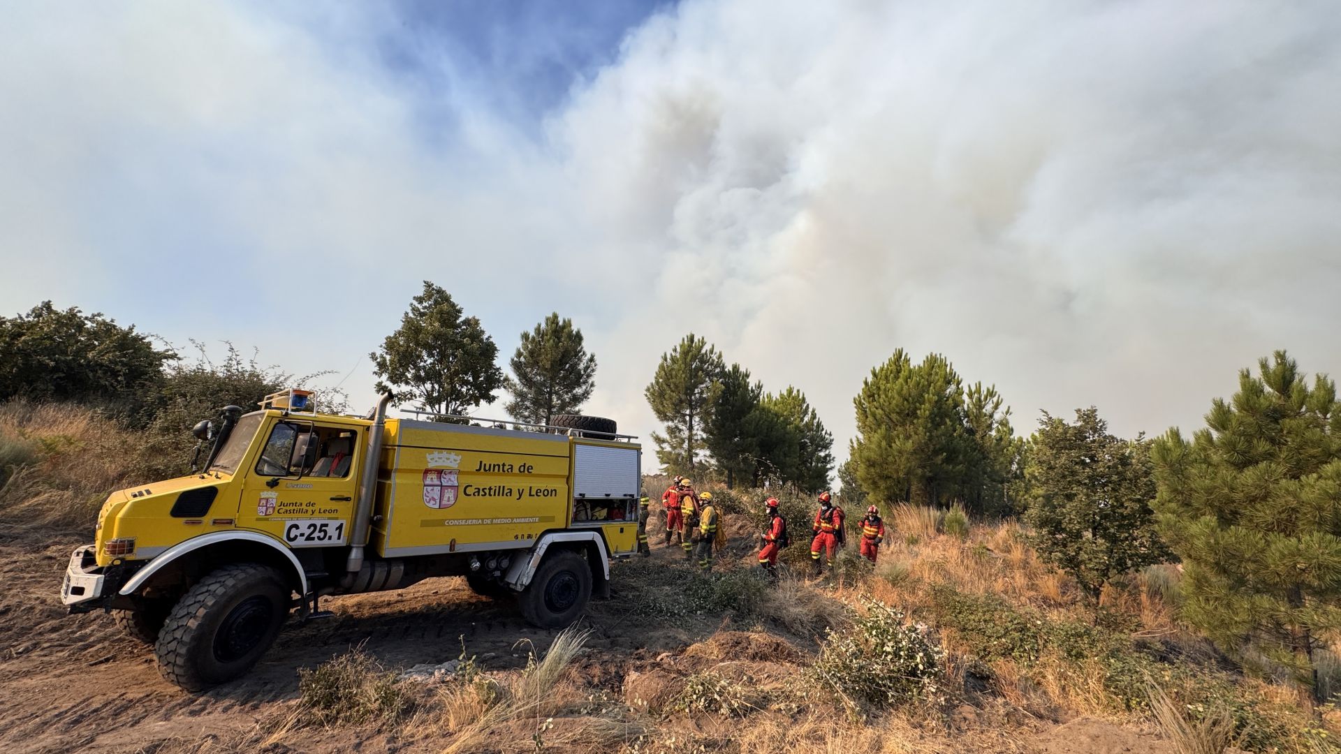 Las imágenes del incendio en Cuevas del Valle (Ávila)