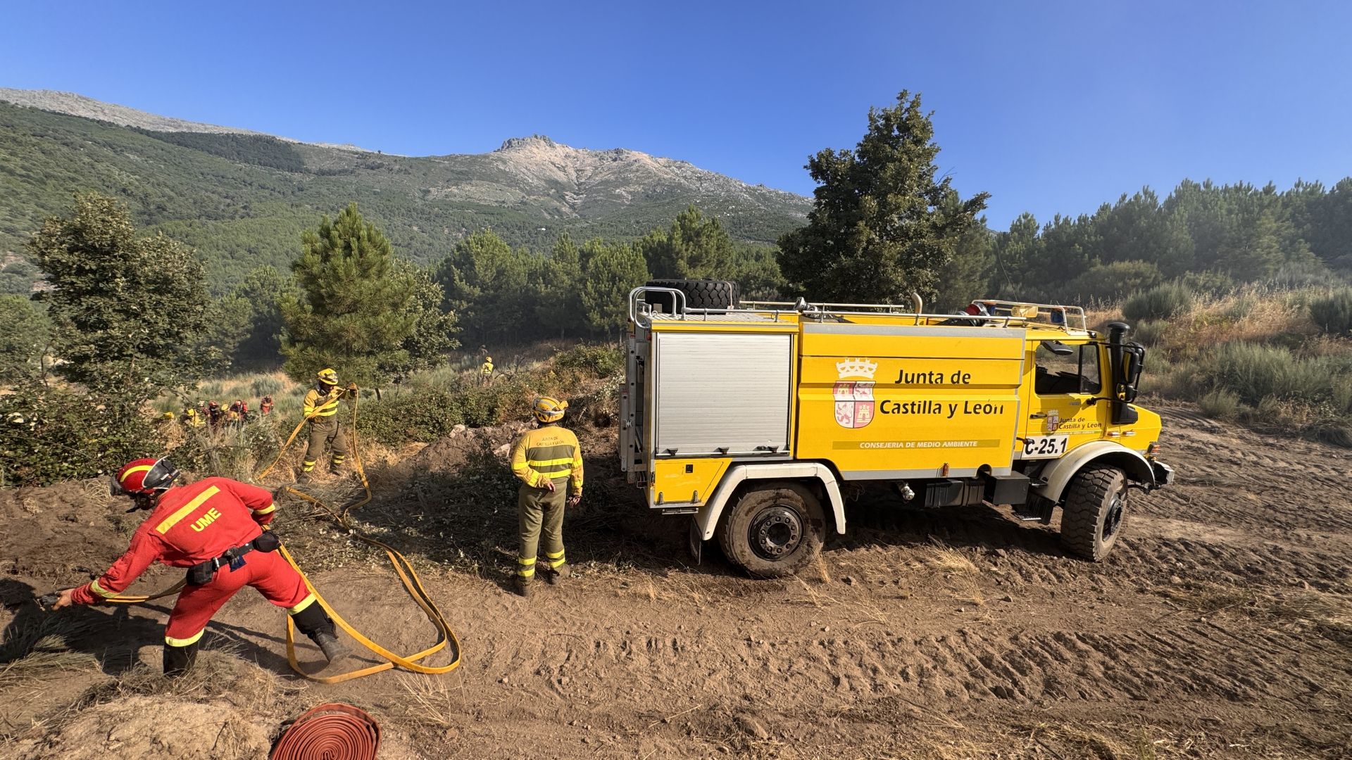 Las imágenes del incendio en Cuevas del Valle (Ávila)