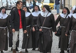 Las exmonjas de Belorado llegan al juzgado de Briviesca rodeadas de periodistas, Guardia Civil y la curiosidad de los vecinos.