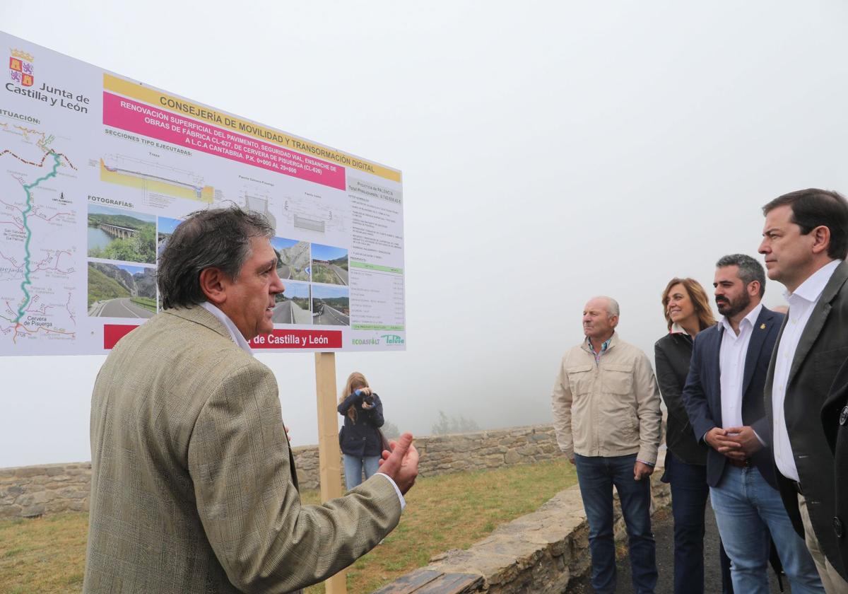 Mañueco, en la visita a Piedrasluengas, conoce el proyecto de las obras ejecutadas.