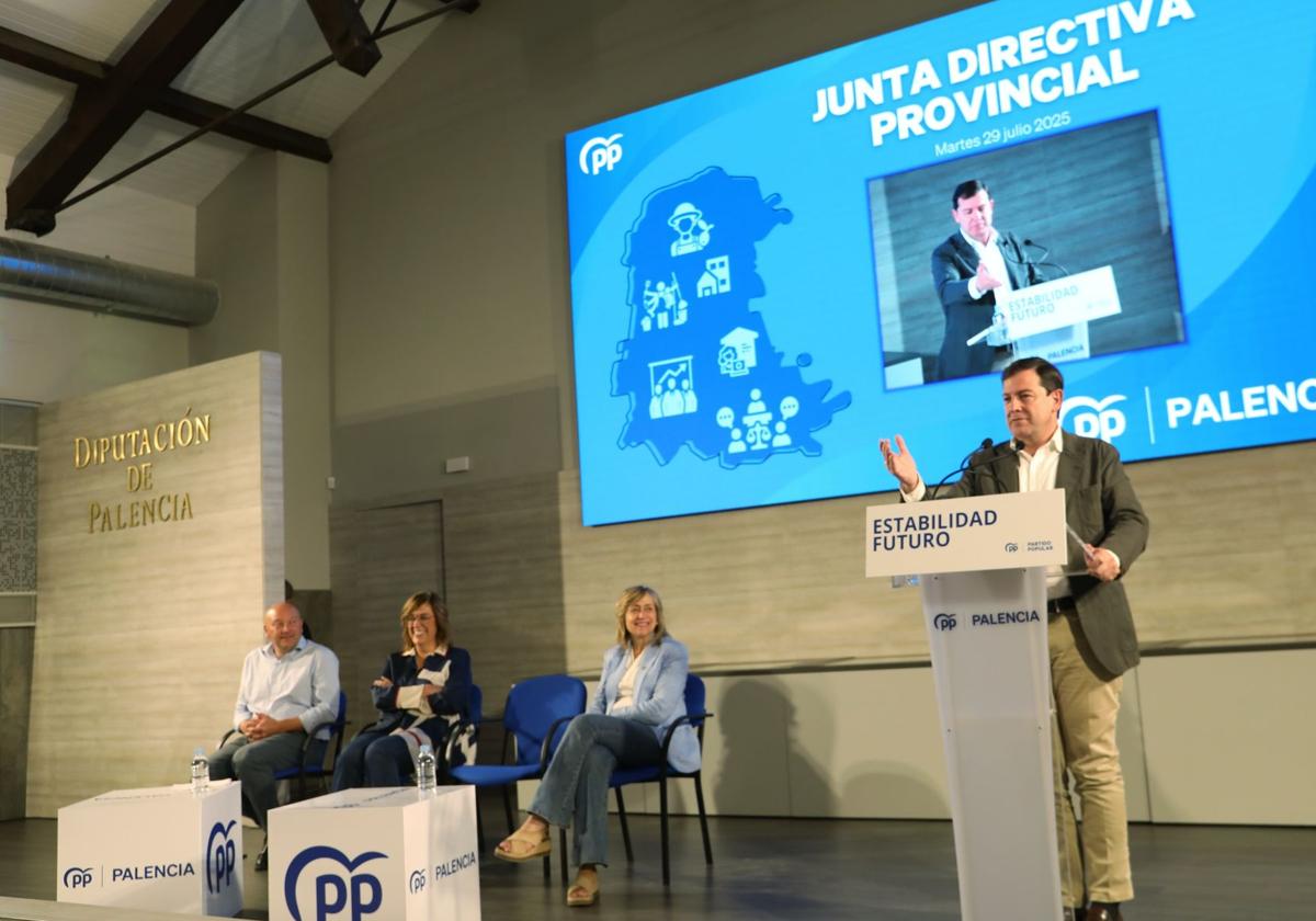 Alfonso Fernández Mañueco, durante la junta directiva provincial del PP de Palencia esta tarde.