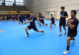 Jugadores del Nava realizan estiramientos durante el primer entrenamiento de pretemporada.