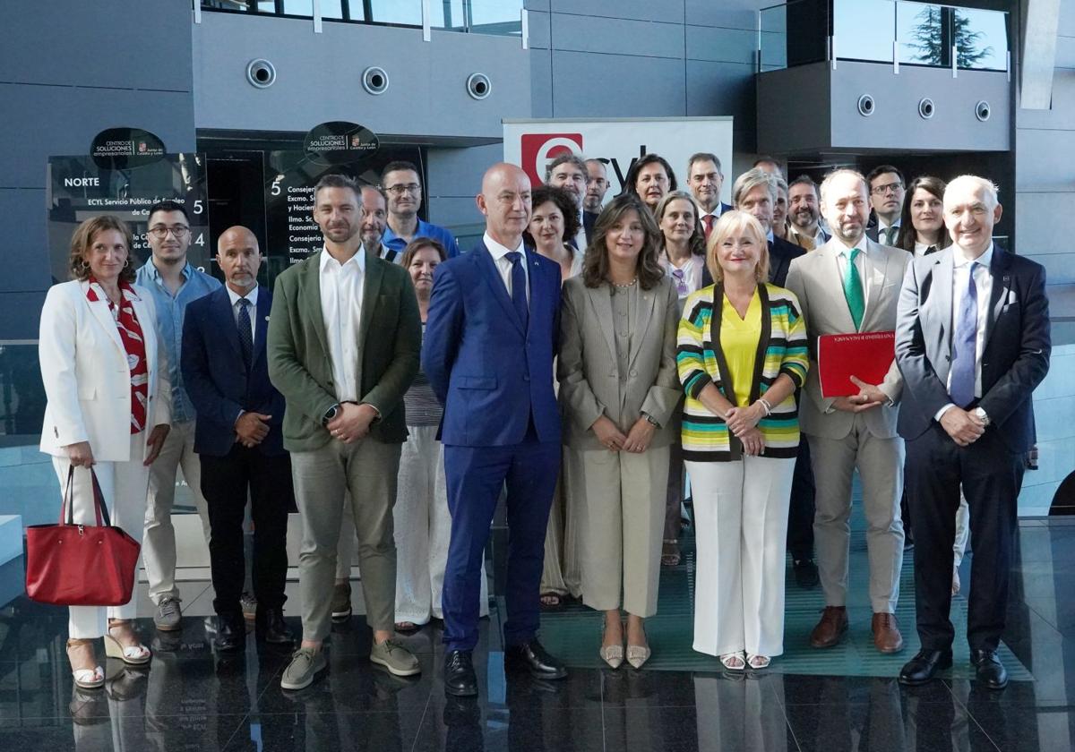 Firma del acuerdo de colaboración para el desarrollo del programa Experience Plus, este martes.