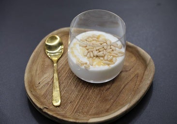 Tarta de piñones en vaso, por el chef Laín Montes