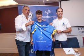 Pisonero, Álex Díaz y Mario Arranz, en la presentación del jugador este martes.