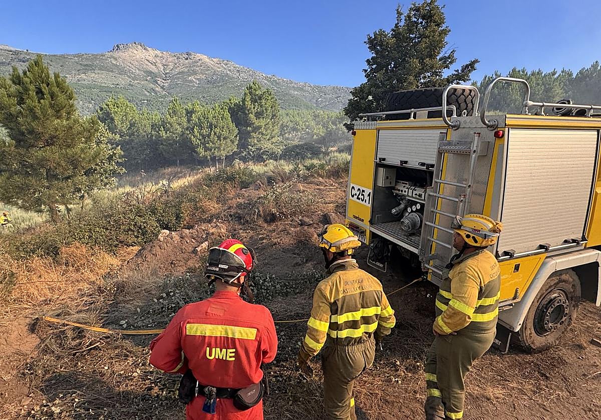 Operativo desplegado este martes para sofocar el incendio forestal en el término de Cuevas del Valle.