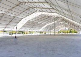 Instalaciones del recinto José Luis Bellido, ya con la carpa montada, que albergará la feria del folclore y la gastronomía.