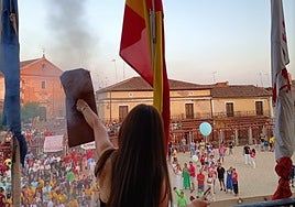 Los vecinos se dan cita frente al Ayuntamiento para celebrar el comienzo de las fiestas 2024.
