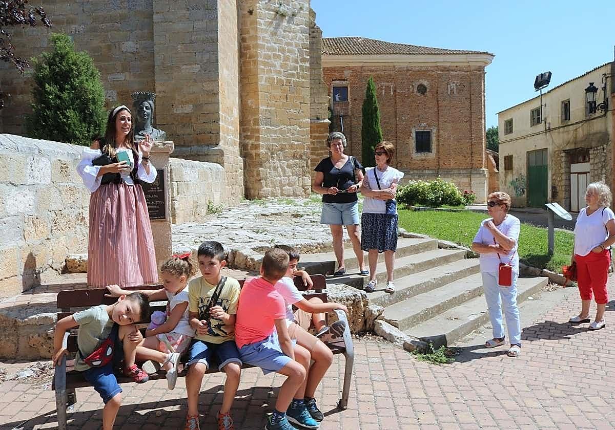 La doncella Doña Inés explica el busto de la infanta Catalina en una de las visitas guiadas.