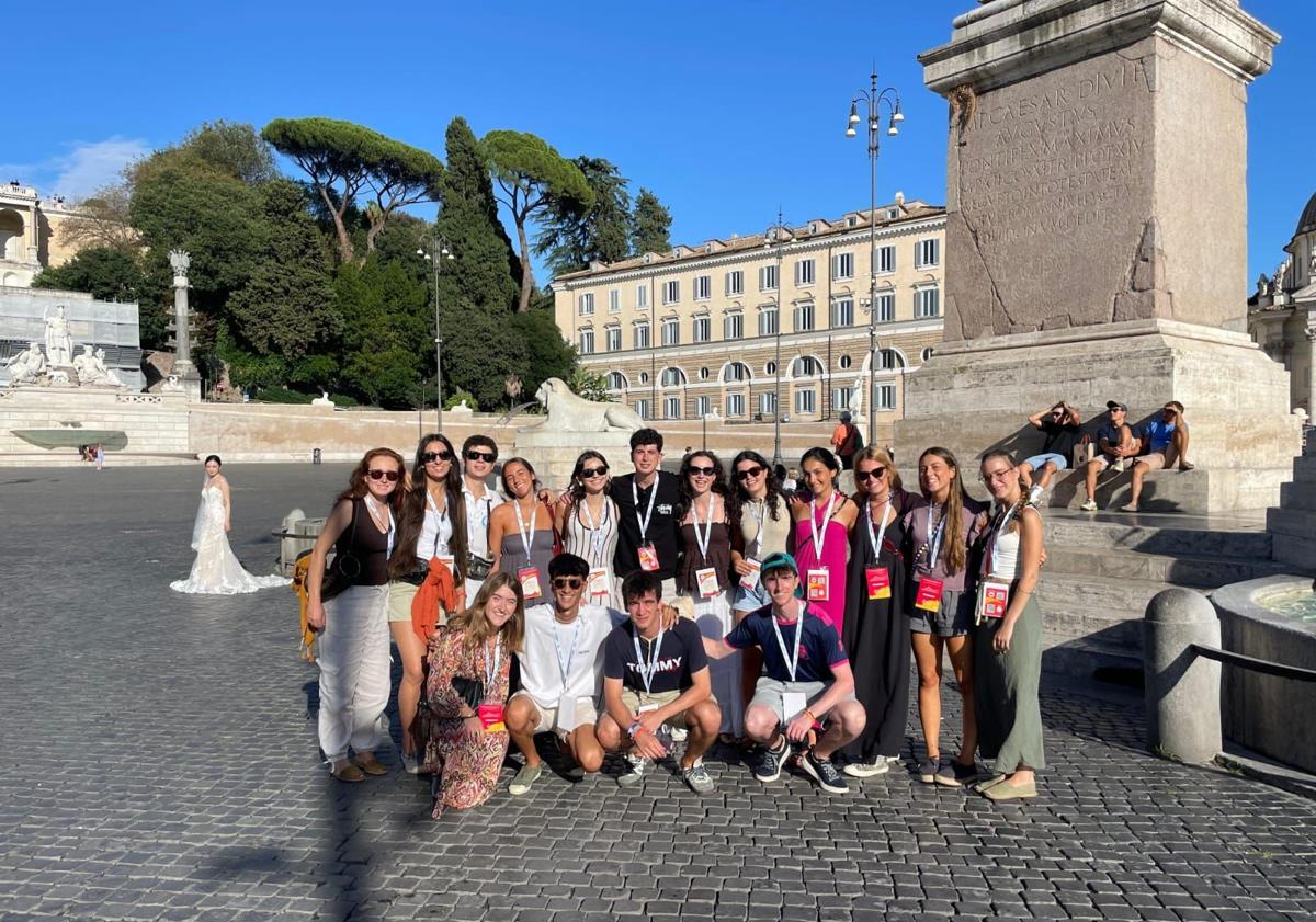 Imagen principal - Grupo de La Salle Joven, animadores de grupos cristianos de los colegios de Lourdes y La Salle de Valladolid y La Salle Burgos y peregrinos en las zonas de acampada