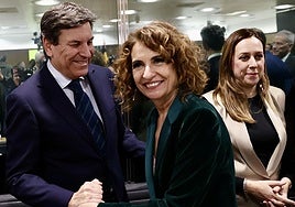 Imagen de archivo de la vicepresidenta primera del Gobierno y ministra de Hacienda, María Jesús Montero, junto al consejero de Economía y Hacienda, Carlos Fernández Carriedo.