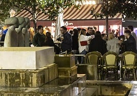 Clientes en la terraza de un bar de la plaza de Martí y Monsó, en una imagen de archivo.
