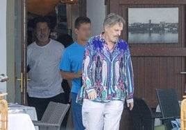 Miguel Bosé a su salida del restaurante en Palma de Mallorca.