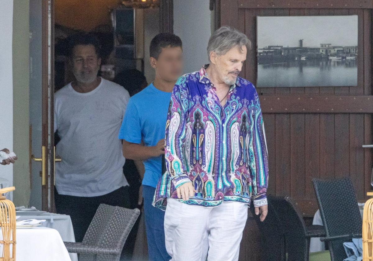 Miguel Bosé a su salida del restaurante en Palma de Mallorca.