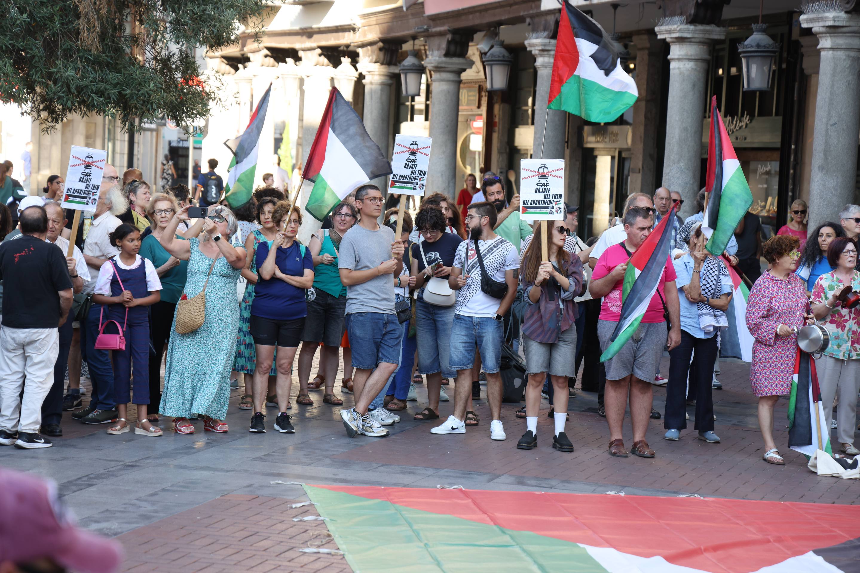 Cacelorada protesta en Fuente Dorada contra la guerra en Gaza