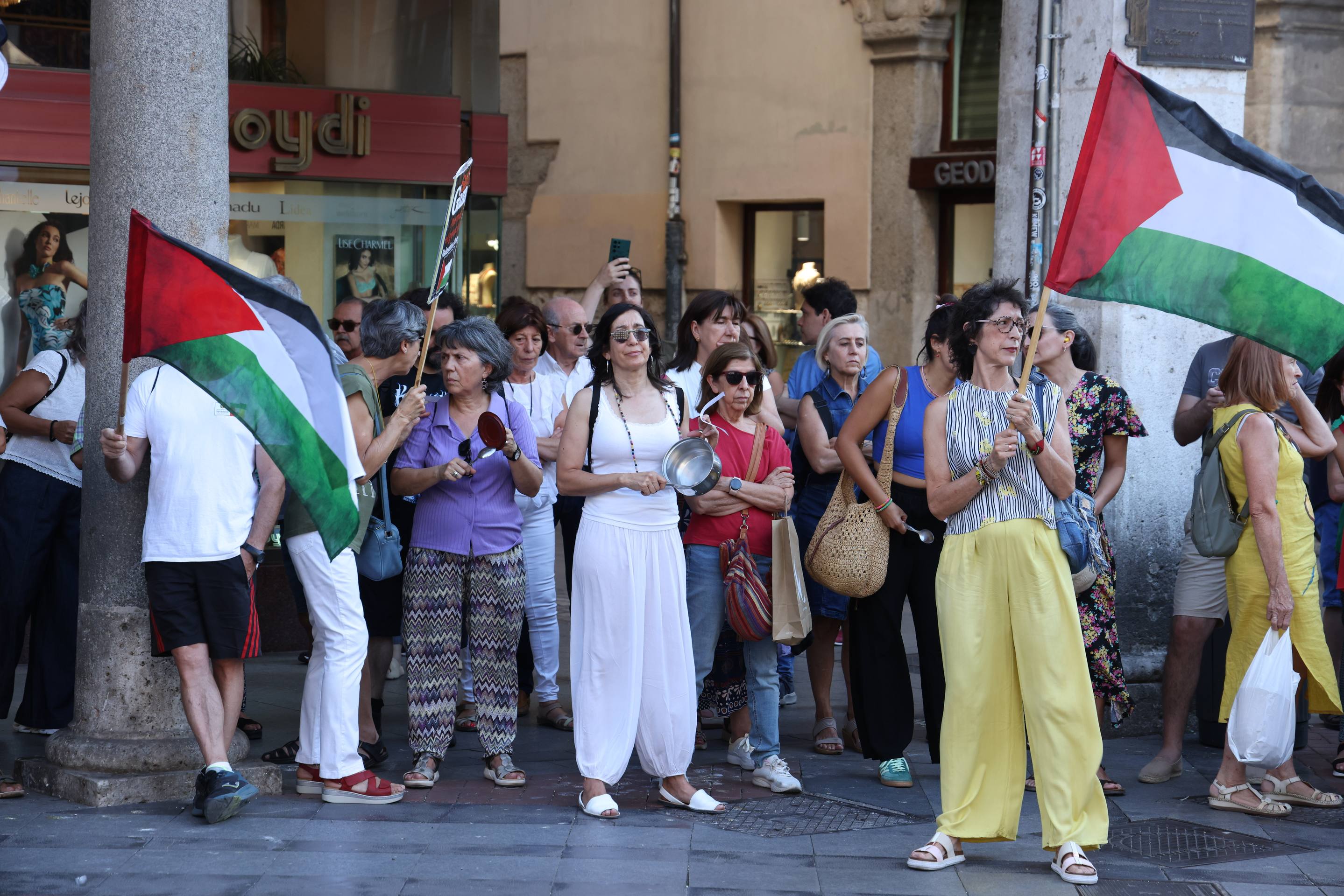 Cacelorada protesta en Fuente Dorada contra la guerra en Gaza